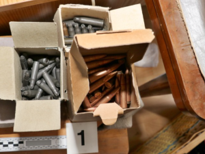 Policie našla v bytě agresivního muže šokující arzenál zbraní, výbušnin a zakázaného střeliva.