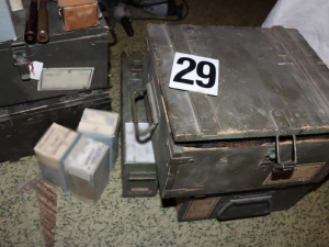 Policie našla v bytě agresivního muže šokující arzenál zbraní, výbušnin a zakázaného střeliva.