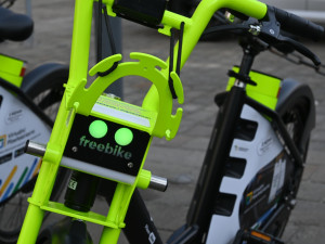 Po metropoli se brzy rozjede 300 sdílených elektrokol, zlodějům by měly odolat.