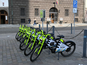 Po metropoli se brzy rozjede 300 sdílených elektrokol, zlodějům by měly odolat.