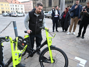 Po metropoli se brzy rozjede 300 sdílených elektrokol, zlodějům by měly odolat.