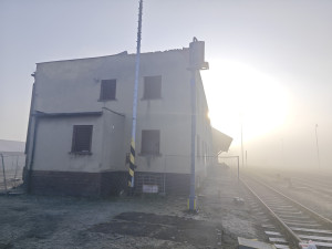 Problémová a roky opuštěná budova u nádraží jde k zemi, stahovali se tam bezdomovci