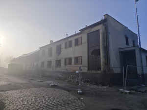 Problémová a roky opuštěná budova u nádraží jde k zemi, stahovali se tam bezdomovci