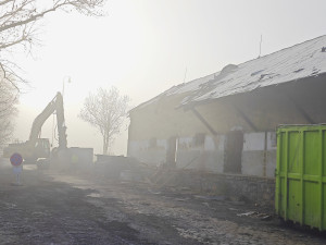 Problémová a roky opuštěná budova u nádraží jde k zemi, stahovali se tam bezdomovci