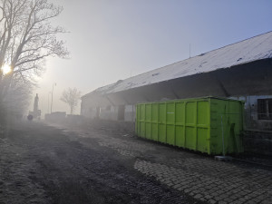 Problémová a roky opuštěná budova u nádraží jde k zemi, stahovali se tam bezdomovci