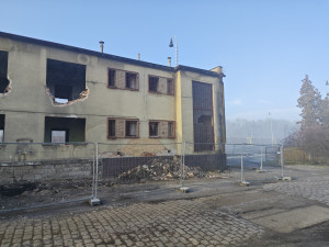 Problémová a roky opuštěná budova u nádraží jde k zemi, stahovali se tam bezdomovci