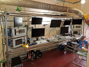 Řídicí pracoviště operátorů manipulátorů při čištění i vizuálních inspekcích parogenerátoru JE Dukovany (fotografie zveřejněna se souhlasem společnosti Framatome).