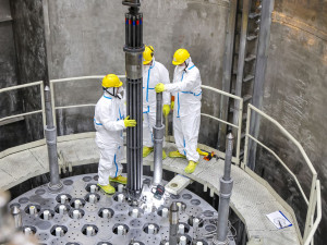 Povolování přírub nátrubků vnitroreaktorového měření teploty a neutronového toku na horním bloku reaktoru povolovákem P600 na JE Temelín (2025).