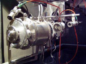 Zařízení pro odběr vzorků materiálu z vnitřního povrchu tlakové nádoby reaktoru pro retrospektivní dozimetrii.