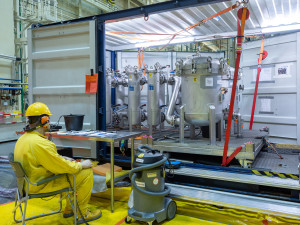 Filtrační jednotka spolu s manipulátory a vysokotlakým čerpadlem patří k základním komponentám projektu čištění parogenerátoru (fotografie zveřejněna se souhlasem společnosti Framatome).