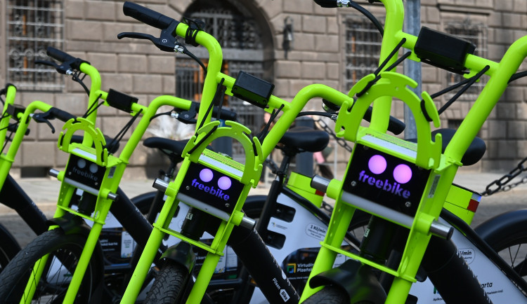 Po metropoli se brzy rozjede 300 sdílených elektrokol, zlodějům by měly odolat.