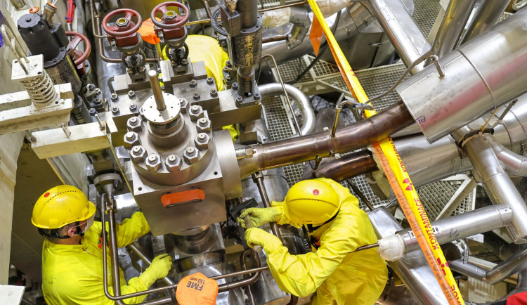 Pravidelná údržba sestavy uzlu pojistných ventilů kompenzátoru objemu podle plánu údržby na JE Temelín (2025).