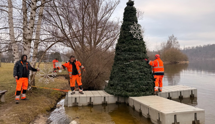 Přehrada propustila z ledového sevření plovoucí vánoční strom, byl tam 104 dní