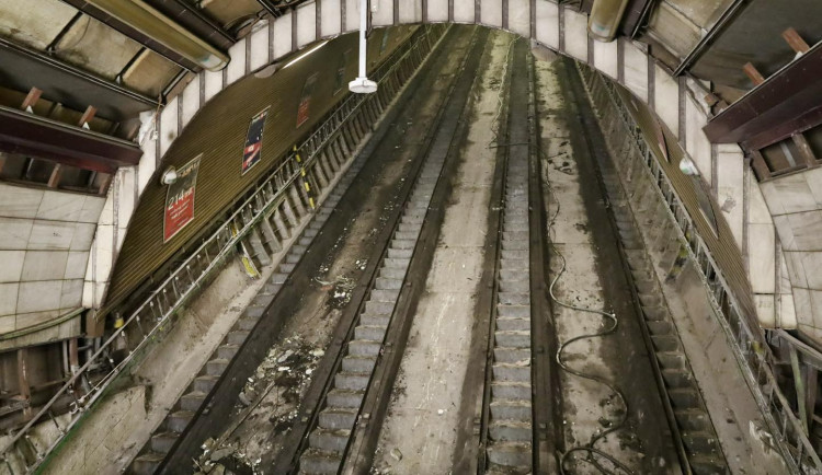 FOTO: Ze stanice Flora je staveniště, sovětské eskalátory už jsou pryč