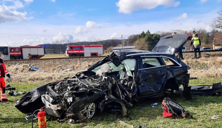 Děsivá nehoda na železničním přejezdu. Vlak doslova sešrotoval osobní auto