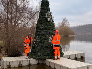 Přehrada propustila z ledového sevření plovoucí vánoční strom, byl tam 104 dní
