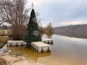 Přehrada propustila z ledového sevření plovoucí vánoční strom, byl tam 104 dní