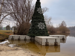 Přehrada propustila z ledového sevření plovoucí vánoční strom, byl tam 104 dní