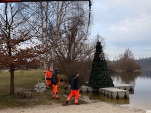 Přehrada propustila z ledového sevření plovoucí vánoční strom, byl tam 104 dní