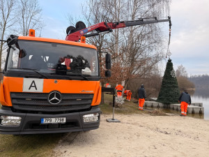 Přehrada propustila z ledového sevření plovoucí vánoční strom, byl tam 104 dní