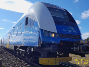 Děsivá nehoda na železničním přejezdu. Vlak doslova sešrotoval osobní auto