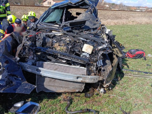 Děsivá nehoda na železničním přejezdu. Vlak doslova sešrotoval osobní auto