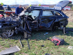 Děsivá nehoda na železničním přejezdu. Vlak doslova sešrotoval osobní auto