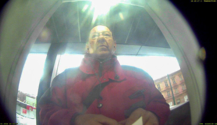 Policie pátrá po totožnosti zatím neznámého muže ze záběru bezpečnostní kamery. Nepozná ho někdo?