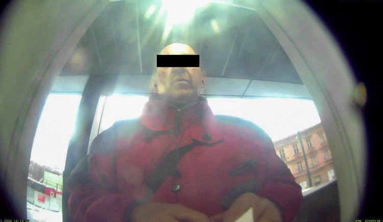 Veřejnost bleskově pomohla, policie už zná jméno muže, který z kradené karty vybral 150 tisíc