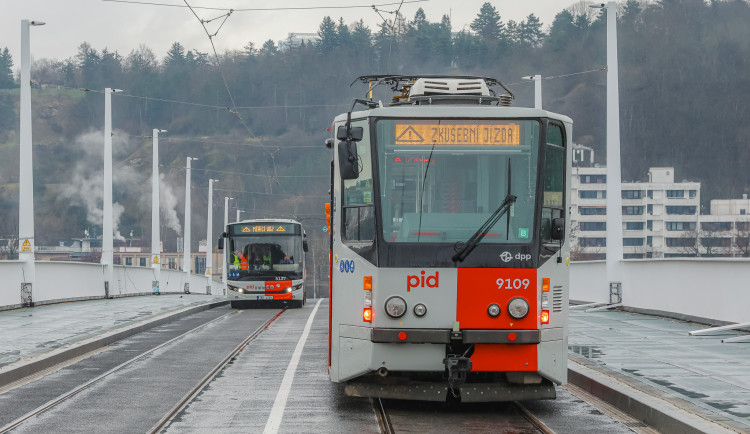 VIDEO: Dvorecký most otestovaly tramvaje a autobusy, trať prošla na výbornou
