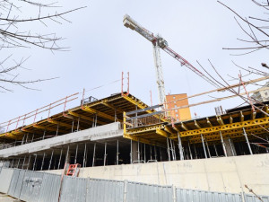 Nový parkovací dům nabídne 173 míst. Část bude zdarma, jinak za 2500 Kč na měsíc