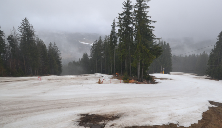Sníh ze sjezdovek na Špičáku rychle mizí v důsledku oblevy. V areálu otevřených sjezdovek ubylo