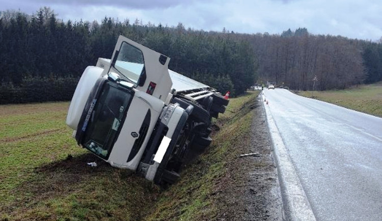 FOTO: Nehoda náklaďáku uzavřela silnici na Havlíčkobrodsku. Řidič sjel do příkopu