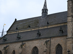 Začíná rekonstrukce obří střechy katedrály, břidlicová krytina je v havarijním stavu