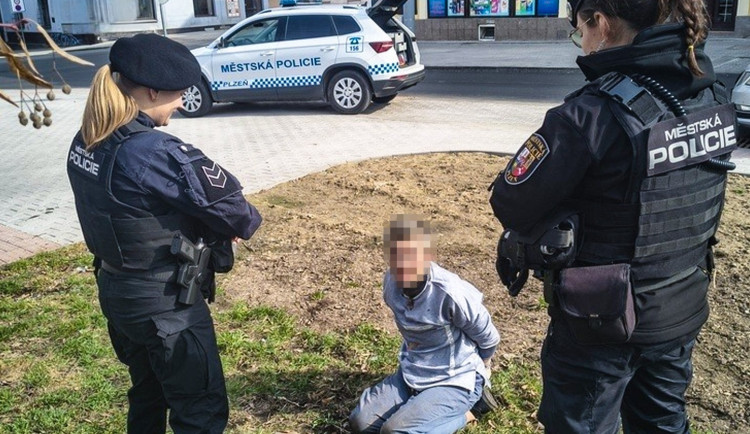 Agresivní žena skončila v poutech a pak putovala na záchytku