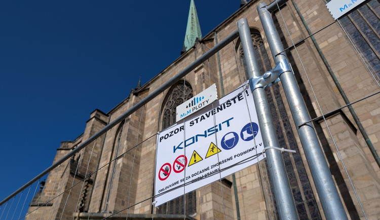 Začíná rekonstrukce obří střechy katedrály, břidlicová krytina je v havarijním stavu