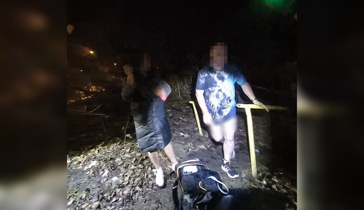 Nejstarší řemeslo z ulic nezmizelo, strážníci načapali v křoví dvojici naprosto in flagranti