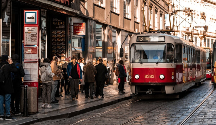 V pražských Modřanech ráno vykolejila tramvaj, doprava stála tři hodiny