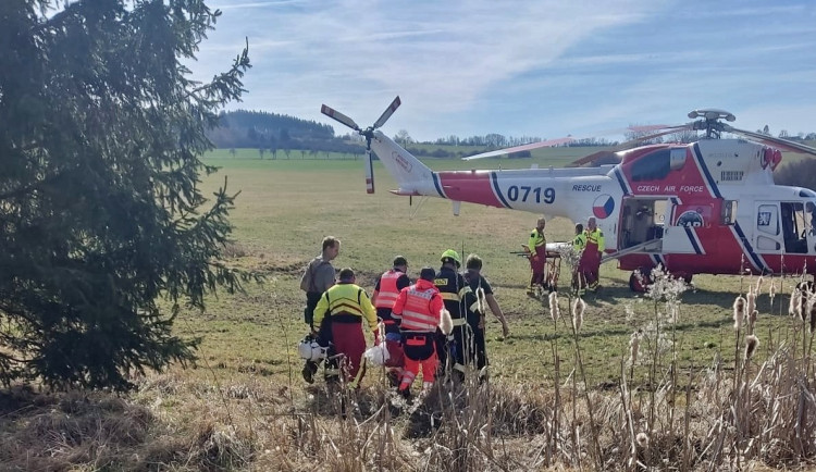 Školačka nešťastně spadla z koně, letěl pro ni vrtulník