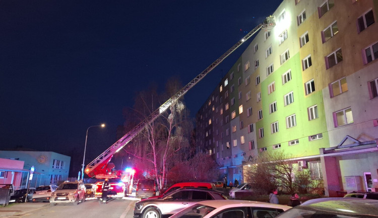 Na Nových Sadech hořel v sedmém patře balkon. Hasiči k požáru šplhali po žebříku