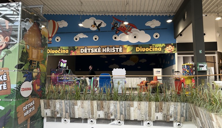 Oblíbené dětské hřiště z Orlice Parku zmizelo. Prodalo se v inzerátu na internetu