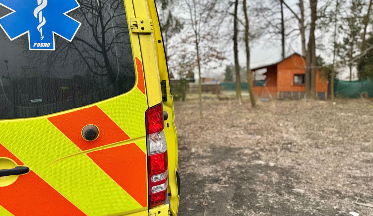 Useknuté prsty i popálené obličeje. Zahrádkáři o víkendu potrápili záchranáře