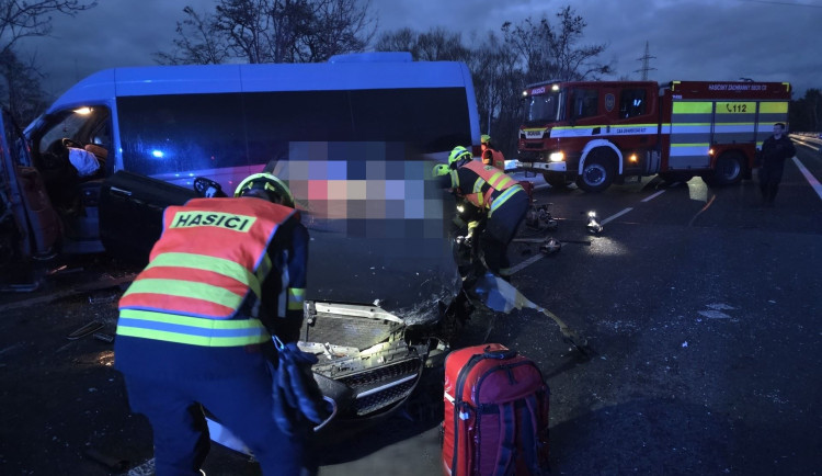 Dvě vážné nehody u České Lípy. Jeden mrtvý a deset zraněných, havarovala i sanitka
