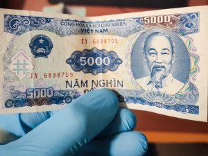 Kabelka vietnamské ženy zapomenutá ve vlaku skutečně ukrývala nefalšovaný poklad