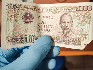 Kabelka vietnamské ženy zapomenutá ve vlaku skutečně ukrývala nefalšovaný poklad