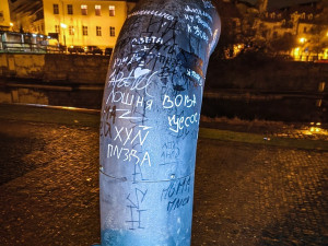 Nápisy v azbuce a vulgárními obrázky vyzdobil vandal velmi populární Poesiomat