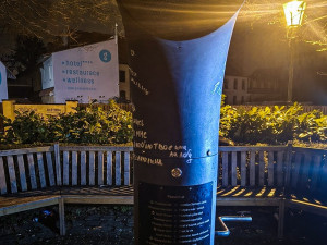 Nápisy v azbuce a vulgárními obrázky vyzdobil vandal velmi populární Poesiomat