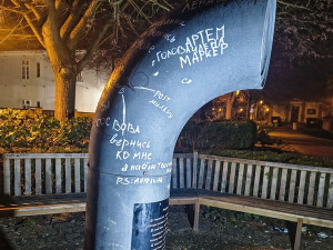 Nápisy v azbuce a vulgárními obrázky vyzdobil vandal velmi populární Poesiomat