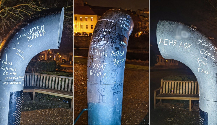 Nápisy v azbuce a vulgárními obrázky vyzdobil vandal velmi populární Poesiomat v Plzni