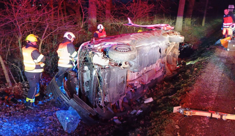 Vážná nehoda u Lékařovy Lhoty. Hasiči vyprošťovali pět lidí, jeden pasažér zemřel